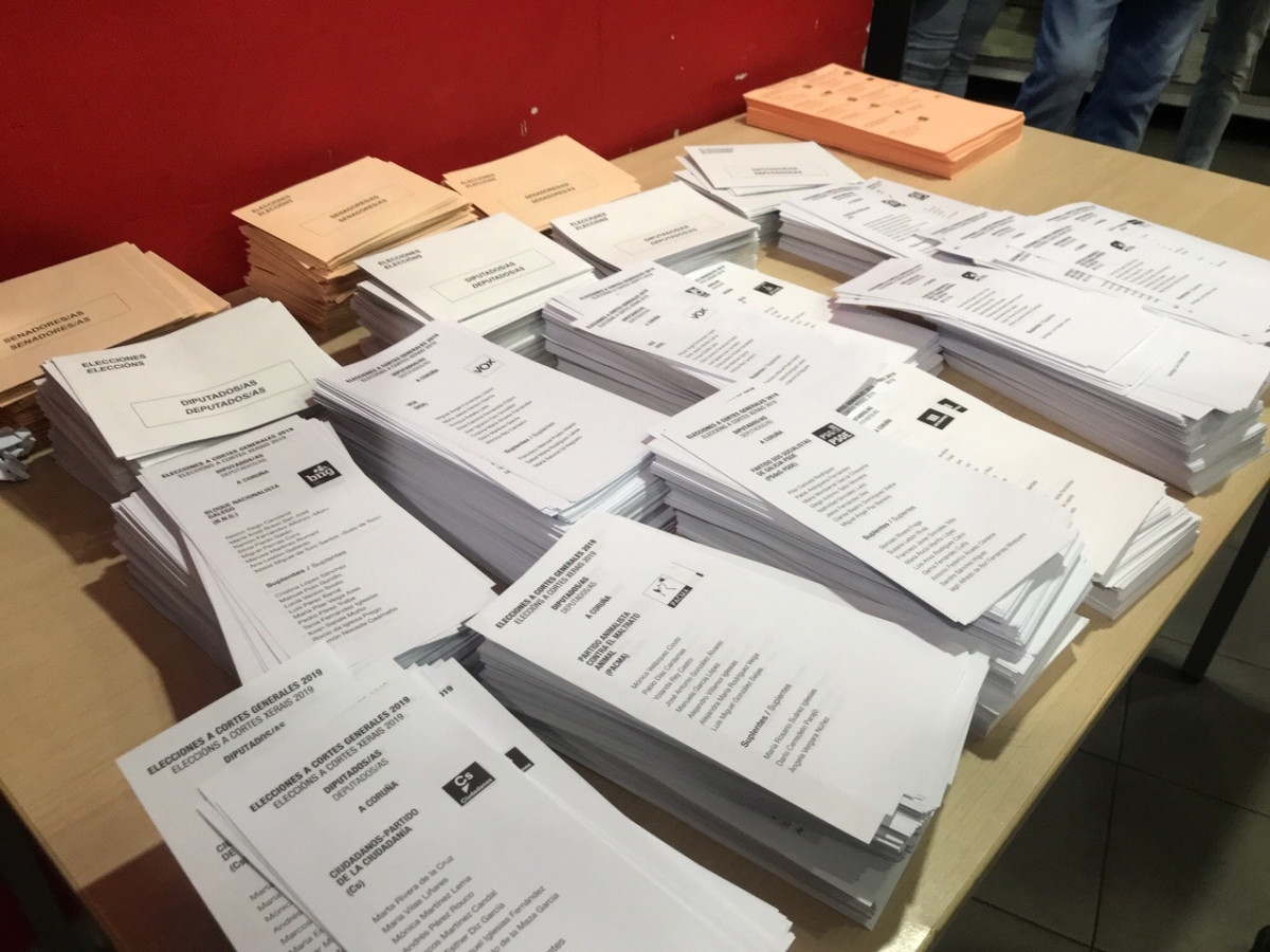 Archivo - Papeletas en un colegio electoral de Galicia en las elecciones generales de 2019.