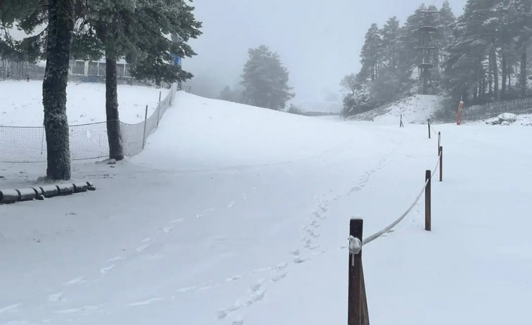 Las primeras nieves del año en la montaña ourensana tiñen de blanco la estación de Manzaneda
