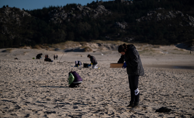 Los selfies en las playas y convocatorias ilegales para la recogida de pellets