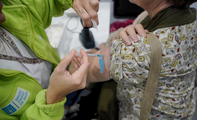 La campaña de vacunación contra la gripe y la Covid-19 se prorrogará en Galicia hasta el 26 de enero