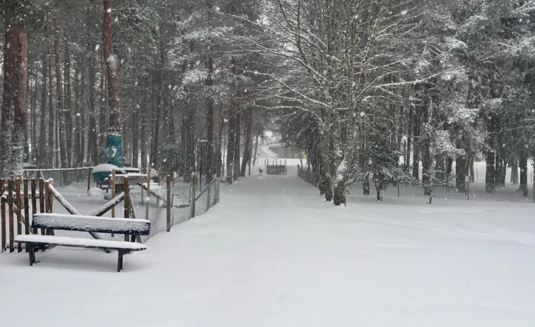 La nieve en Manzaneda, donde el mercurió bajó a -4,1ºC, promete un fin de semana de esquí en Ourense
