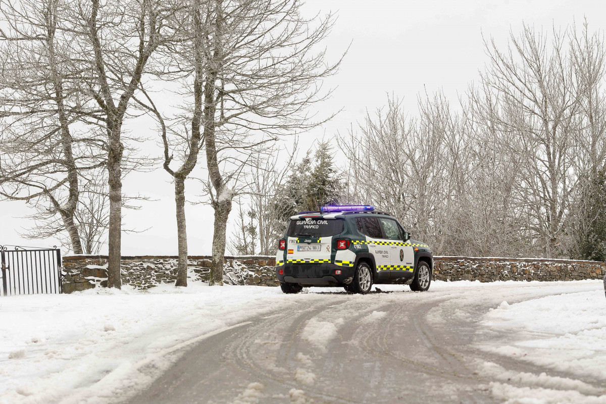Un vehículo de la Guardia Civil en un camino nevado, a 23 de febrero de 2024, en Pedrafita do Cebreiro, Lugo, Galicia.