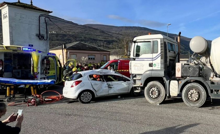 Hormigonera arrastra un turismo varios metros en o Barco (Ourense) causando una hospitalizada