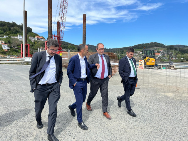 El comisionado del Gobierno para el Corredor Atlántico, José Antonio Sebastián, visita los puertos de A Coruña y Ferrol