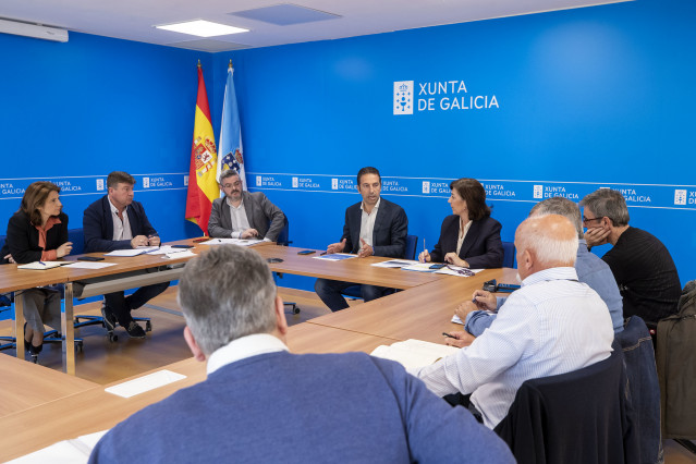 O conselleiro do Mar, Alfonso Villares, reúnese cos presidentes da Federación Galega de Confrarías de Pescadores e das federacións provinciais.