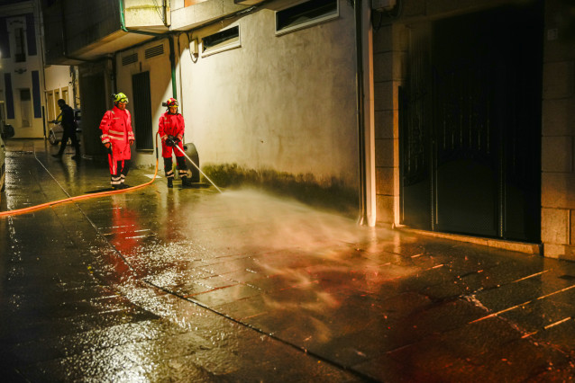 Bomberos limpian la calle de Vilaxoán de Arousa, en Vilagarcía de Arousa (Pontevedra), donde un varón asesinó supuestamente a su cuñado de una puñalada en la tarde de este viernes, 26 de mayo de 2024