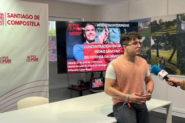 El secretario xeral de las Xuventudes Socialistas de Galicia (XSG), Xurxo Doval, en la sede del PSOE composetelano
