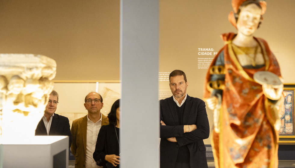 El conselleiro de Cultura, José López, visita la exposición 'Ourense no tempo'.