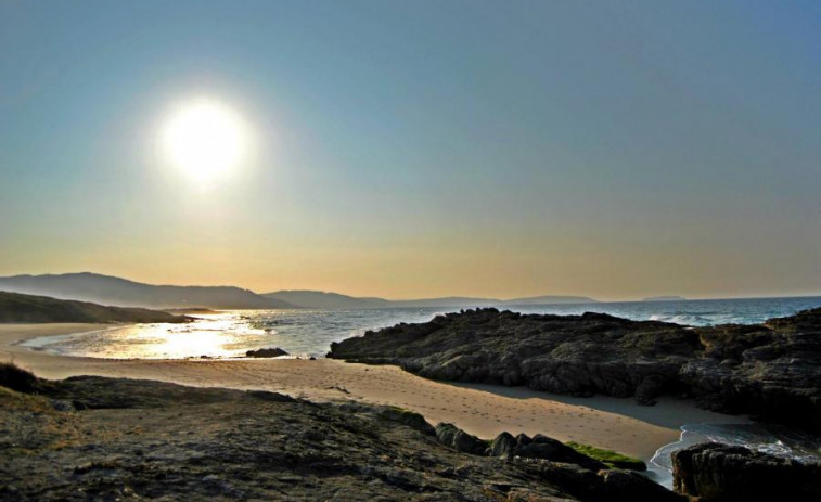 Encuentran el cuerpo de un hombre flotando en una playa en Carballo (A Coruña)