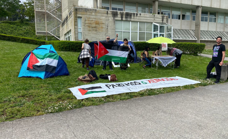 Universitarios de la UDC arrancan una acampada en apoyo al pueblo palestino
