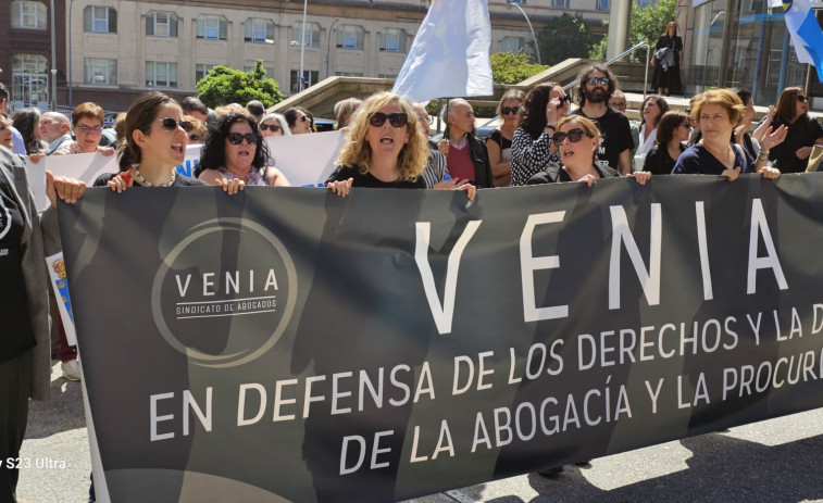 Abogados y procuradores del TO toman las calles en Galicia por remuneraciones 