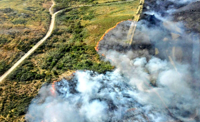 Oito incendios queiman máis de 3.300 hectáreas en Galicia