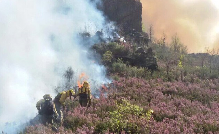 ​Un incendio forestal quema 100 hectáreas en Carballeda de Valdeorras