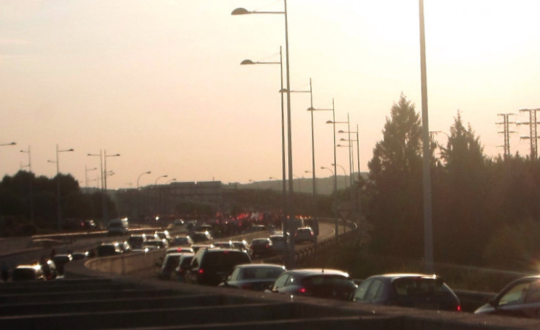 Caos de tráfico en las salidas de Vigo por un accidente en Rande